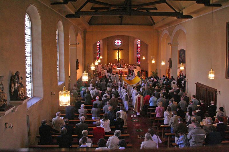 090611fronleichnam (14).jpg - Wegen der unsicheren Witterung wurde das Fronleichnamsfest nicht auf der Waldbühne, sondern in der Pfarrkirche gefeiert.